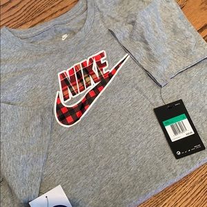 Nike Tee NWT YXL grey w/ red plaid festive logo